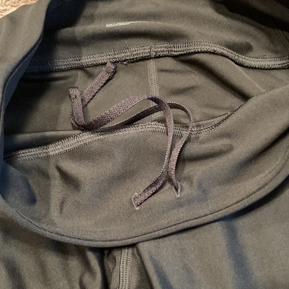 UNDER ARMOUR Womens Capri Leggings - size Medium - Picture 5 of 13